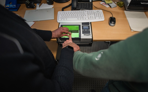 Bundespolizeidirektion München: Wahre Identität verschleiert/ Bundespolizei bringt Migranten in Abschiebehafteinrichtung - Foto: presseportal.de