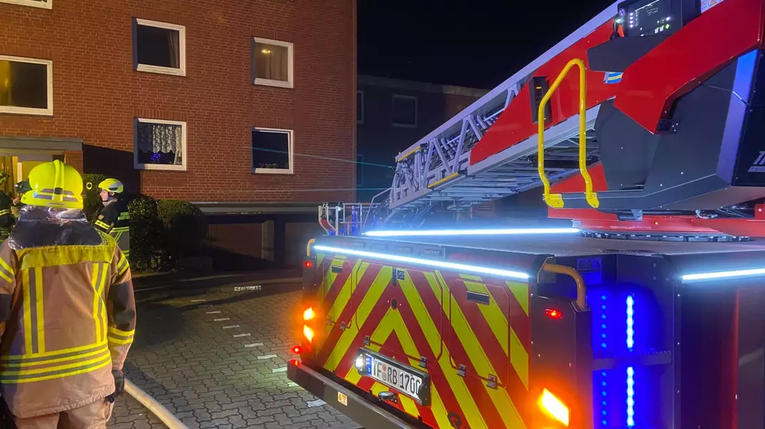 FW-SE: Feuer auf dem Balkon eines Mehrfamilienhauses und parallel schwerer Verkehrsunfall in Henstedt-Ulzburg - Bild: presseportal.de