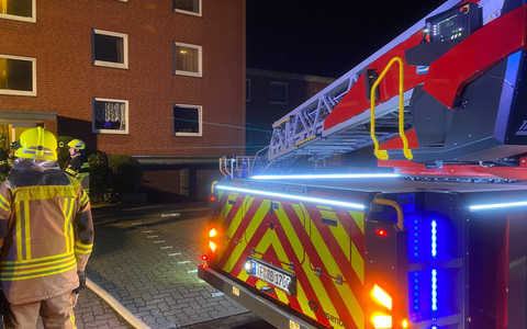 FW-SE: Feuer auf dem Balkon eines Mehrfamilienhauses und parallel schwerer Verkehrsunfall in Henstedt-Ulzburg - Foto: presseportal.de FW-SE: Feuer auf dem Balkon eines Mehrfamilienhauses und parallel schwerer Verkehrsunfall in Henstedt-Ulzburg - Foto: presseportal.de