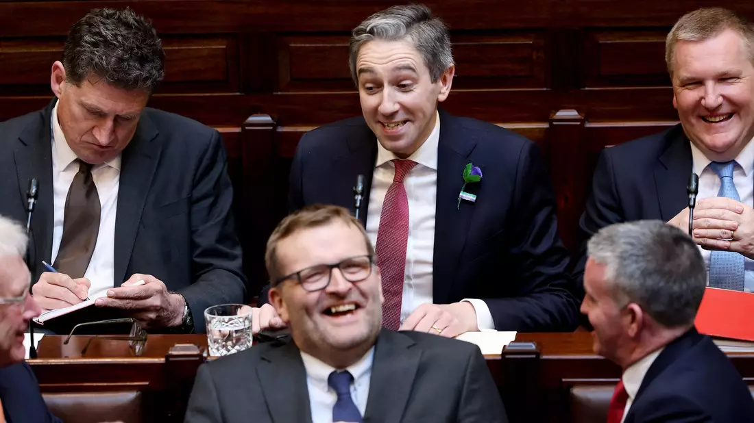 Irlands neuer Regierungschef: Simon Harris (M.). - Bild: Maxwell Photography/PA/dpa