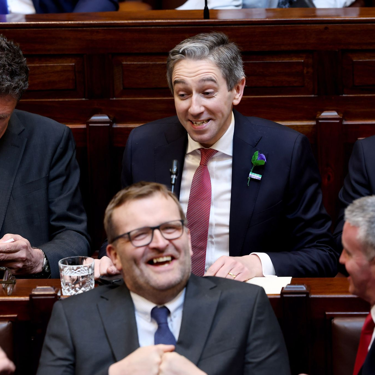 Irlands neuer Regierungschef: Simon Harris (M.). - Foto: Maxwell Photography/PA/dpa