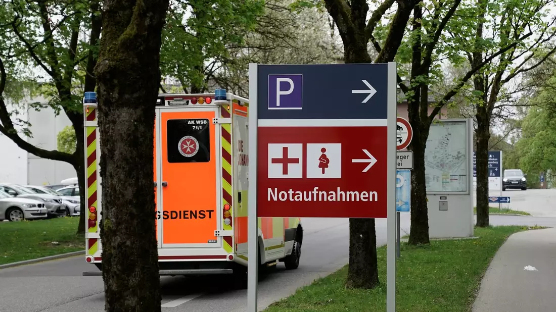 Auf dem Gelände des Inn-Salzach-Klinikums Gabersee in Wasserburg am Inn ist ein Arzt getötet worden. - Bild: Uwe Lein/dpa