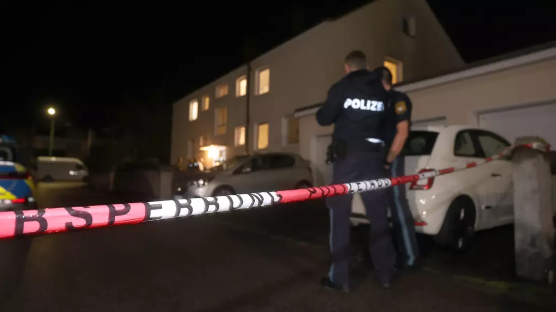 Polizisten im Juli 2023 vor dem Haus in Langweid, in dem drei Menschen erschossen wurden. - Bild: Karl-Josef Hildenbrand/dpa