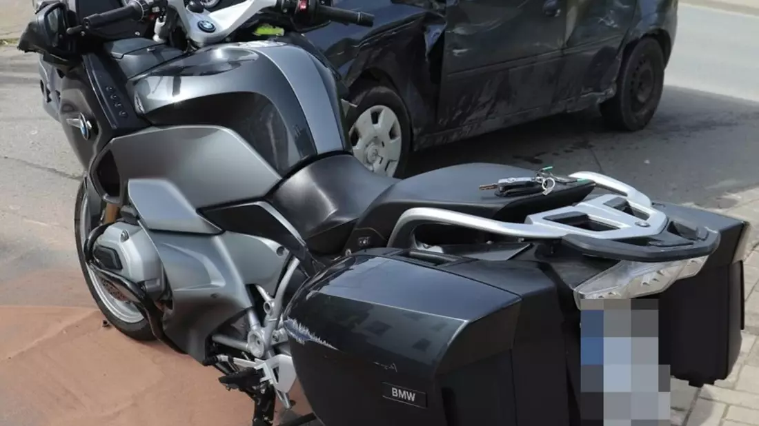 POL-HX: Zusammenstoß zwischen Motorrad und Pkw - eine Person leicht verletzt - Bild: presseportal.de
