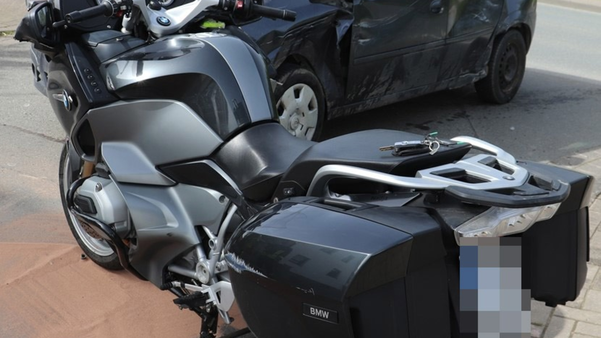 POL-HX: Zusammenstoß zwischen Motorrad und Pkw - eine Person leicht verletzt - Foto: presseportal.de