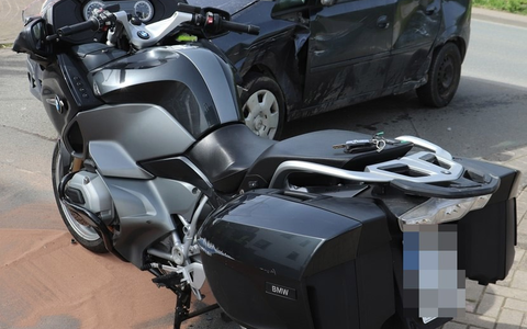 POL-HX: Zusammenstoß zwischen Motorrad und Pkw - eine Person leicht verletzt - Foto: presseportal.de POL-HX: Zusammenstoß zwischen Motorrad und Pkw - eine Person leicht verletzt - Foto: presseportal.de