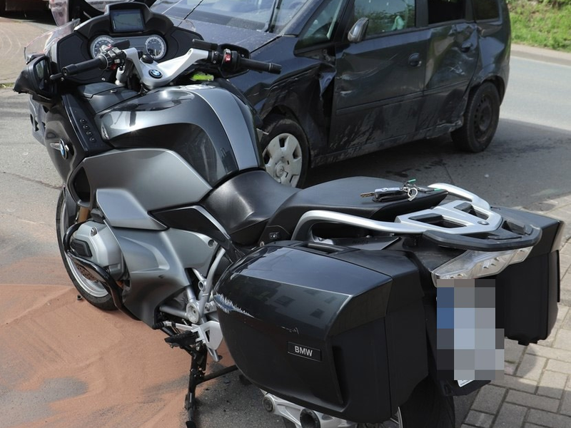 POL-HX: Zusammenstoß zwischen Motorrad und Pkw - eine Person leicht verletzt - Foto: presseportal.de