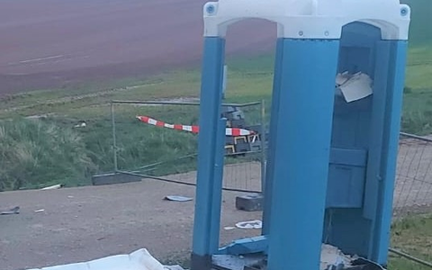 LPI-NDH: Mobiles Toilettenhäuschen zerstört - Zeugen gesucht - Foto: presseportal.de