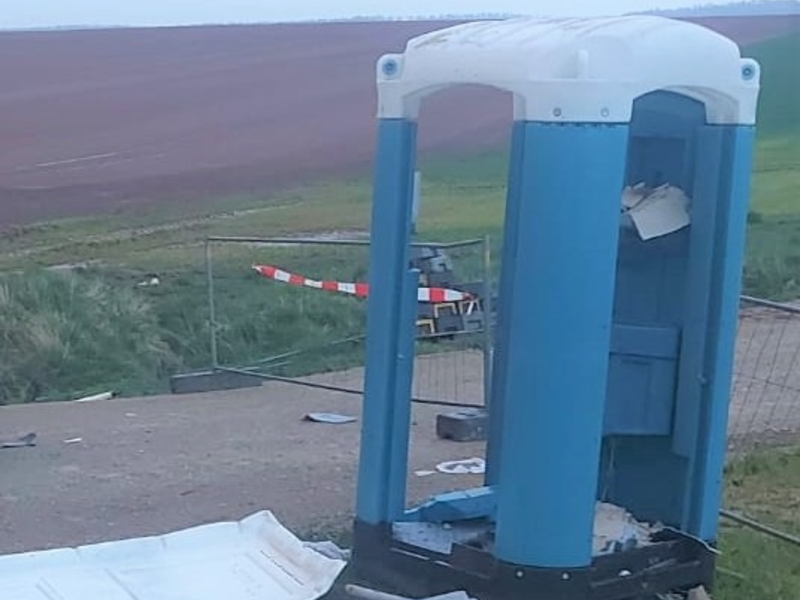 LPI-NDH: Mobiles Toilettenhäuschen zerstört - Zeugen gesucht - Foto: presseportal.de