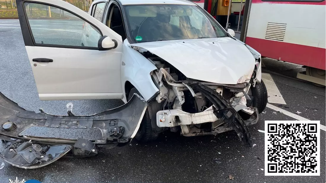 POL-DU: Fahrn: Verbotswidrig gewendet - Auto kollidiert mit Straßenbahn - Bild: presseportal.de