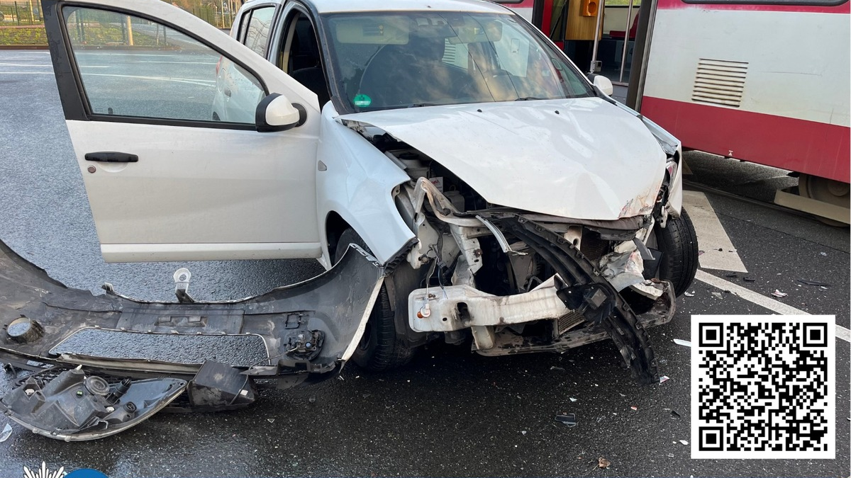 POL-DU: Fahrn: Verbotswidrig gewendet - Auto kollidiert mit Straßenbahn - Foto: presseportal.de