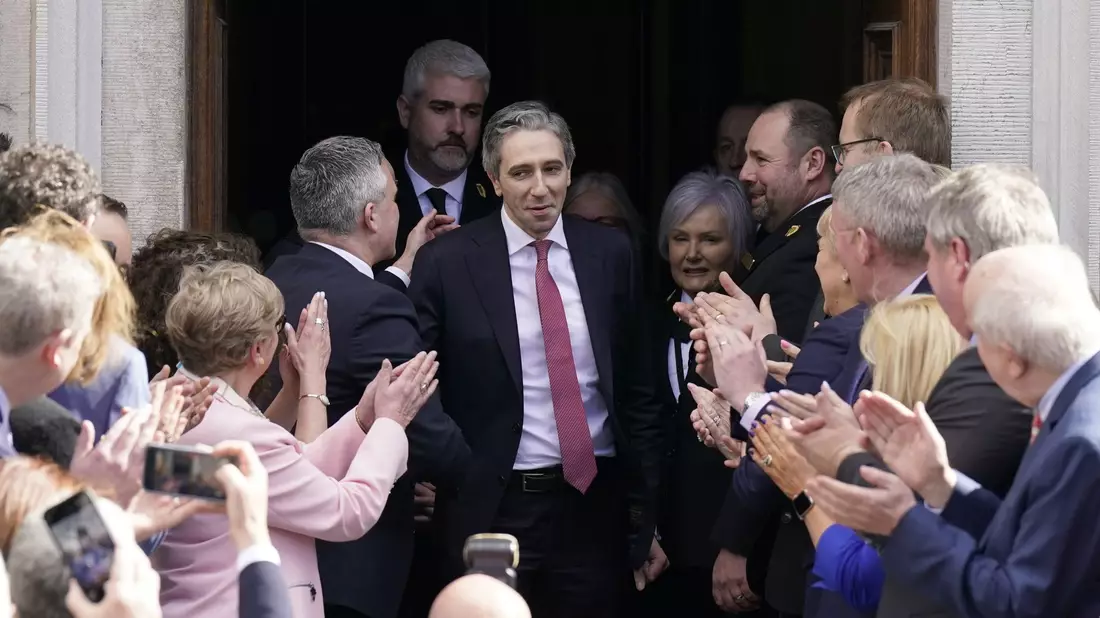 Simon Harris verlässt nach seiner Wahl zum neuen Premierminister von Irland das Parlament. - Bild: Niall Carson/PA Wire/dpa