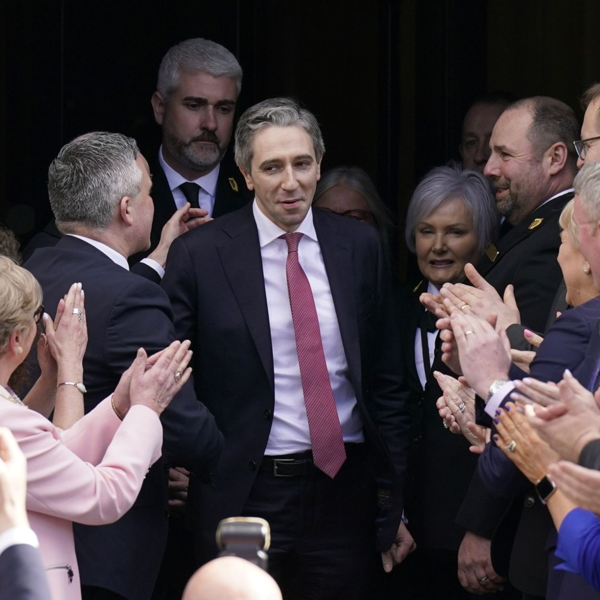 Simon Harris verlässt nach seiner Wahl zum neuen Premierminister von Irland das Parlament. - Foto: Niall Carson/PA Wire/dpa