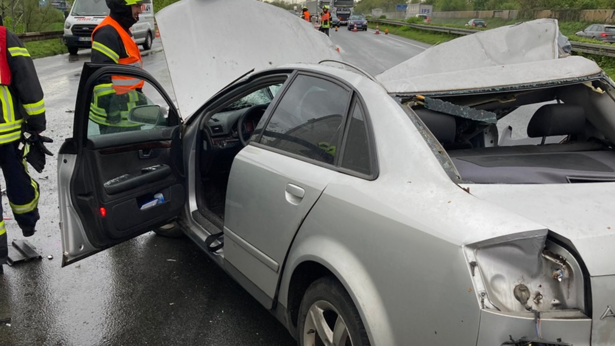 FW-OB: Verkehrsunfall zwischen PKW und LKW auf der BAB 42 - Foto: presseportal.de