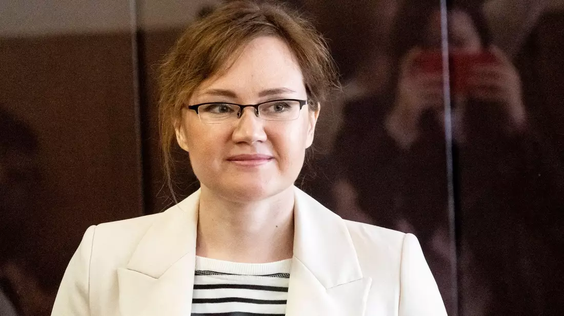 Lilia Tschanyschewa steht während einer Anhörung im Juni 2023 in einem Gerichtssaal des Kirowski Bezirksgerichts. - Bild: -/AP/dpa