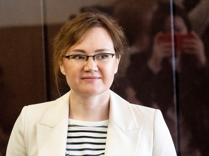 Lilia Tschanyschewa steht während einer Anhörung im Juni 2023 in einem Gerichtssaal des Kirowski Bezirksgerichts. - Foto: -/AP/dpa