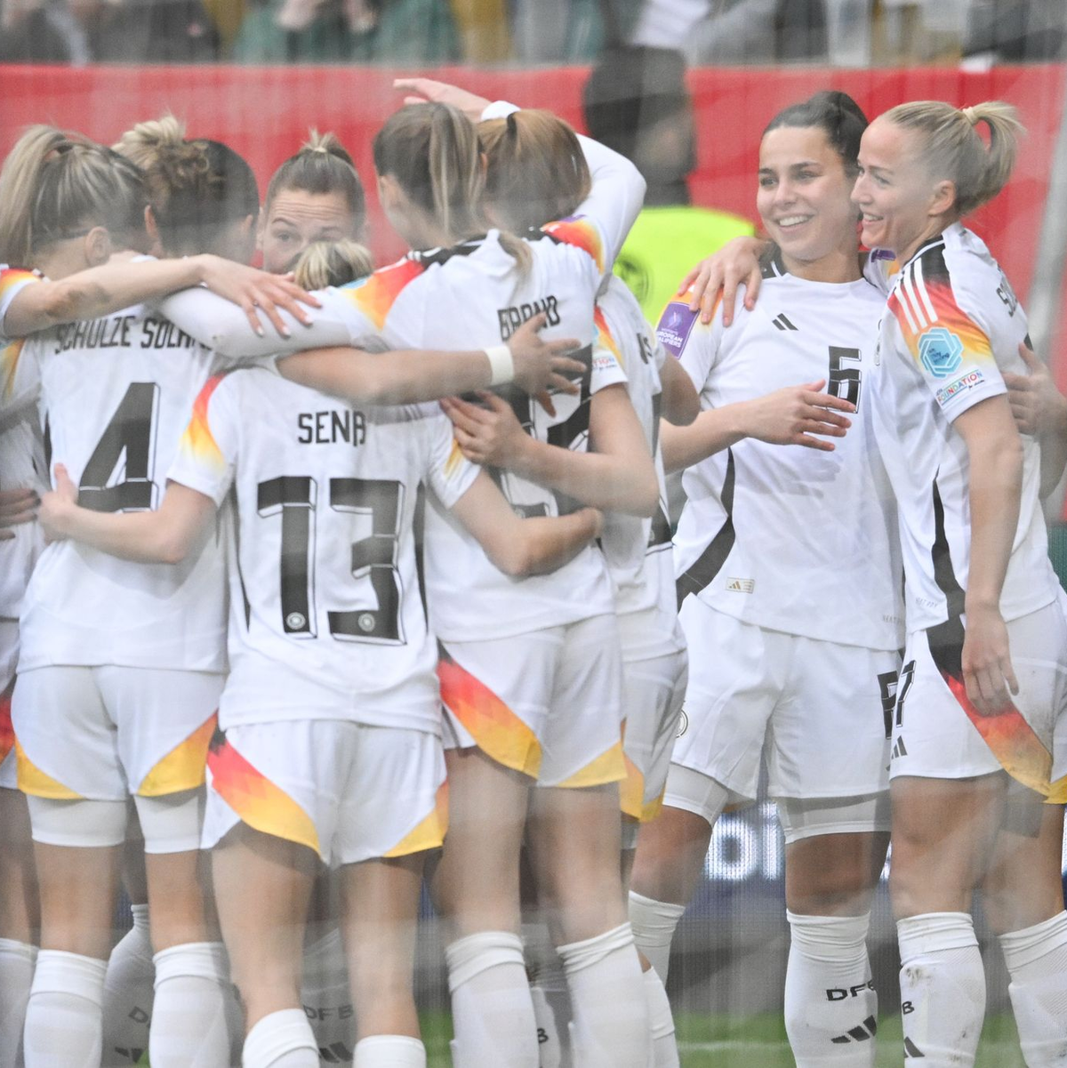 Giulia Gwinn (l.) trägt die Regenbogenbinde bei der EM - Foto: Sebastian Christoph Gollnow/dpa