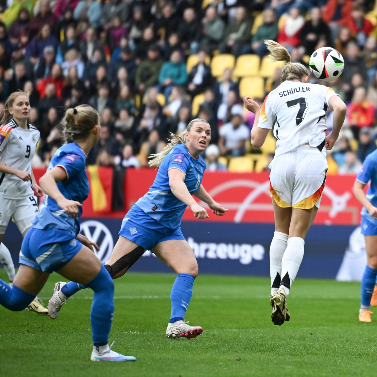 Traf gleich zweimal per Kopf: Lea Schüller. - Foto: Sebastian Christoph Gollnow/dpa
