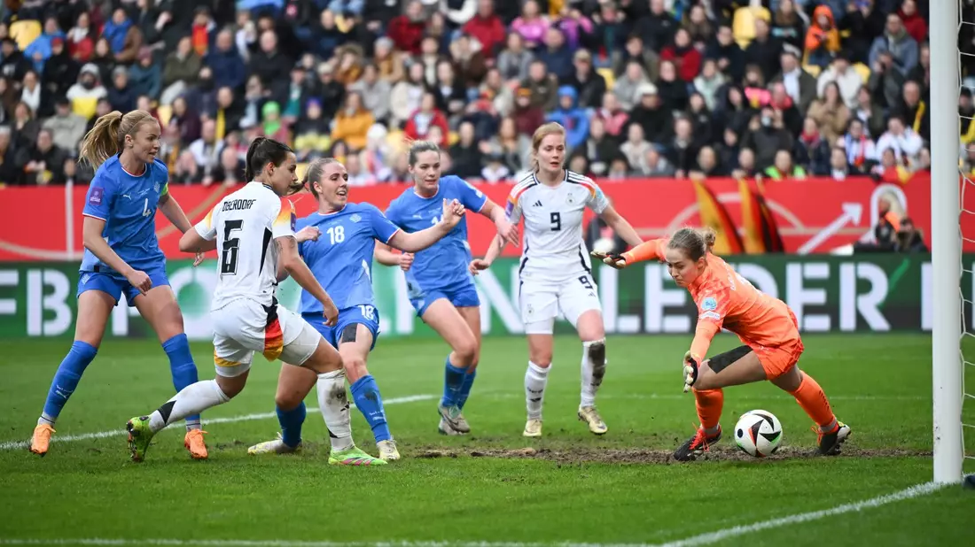 Lena Oberdorf (2.v.l.) erzielte noch vor der Pause das Tor zum 3:1-Endstand. - Bild: Sebastian Christoph Gollnow/dpa