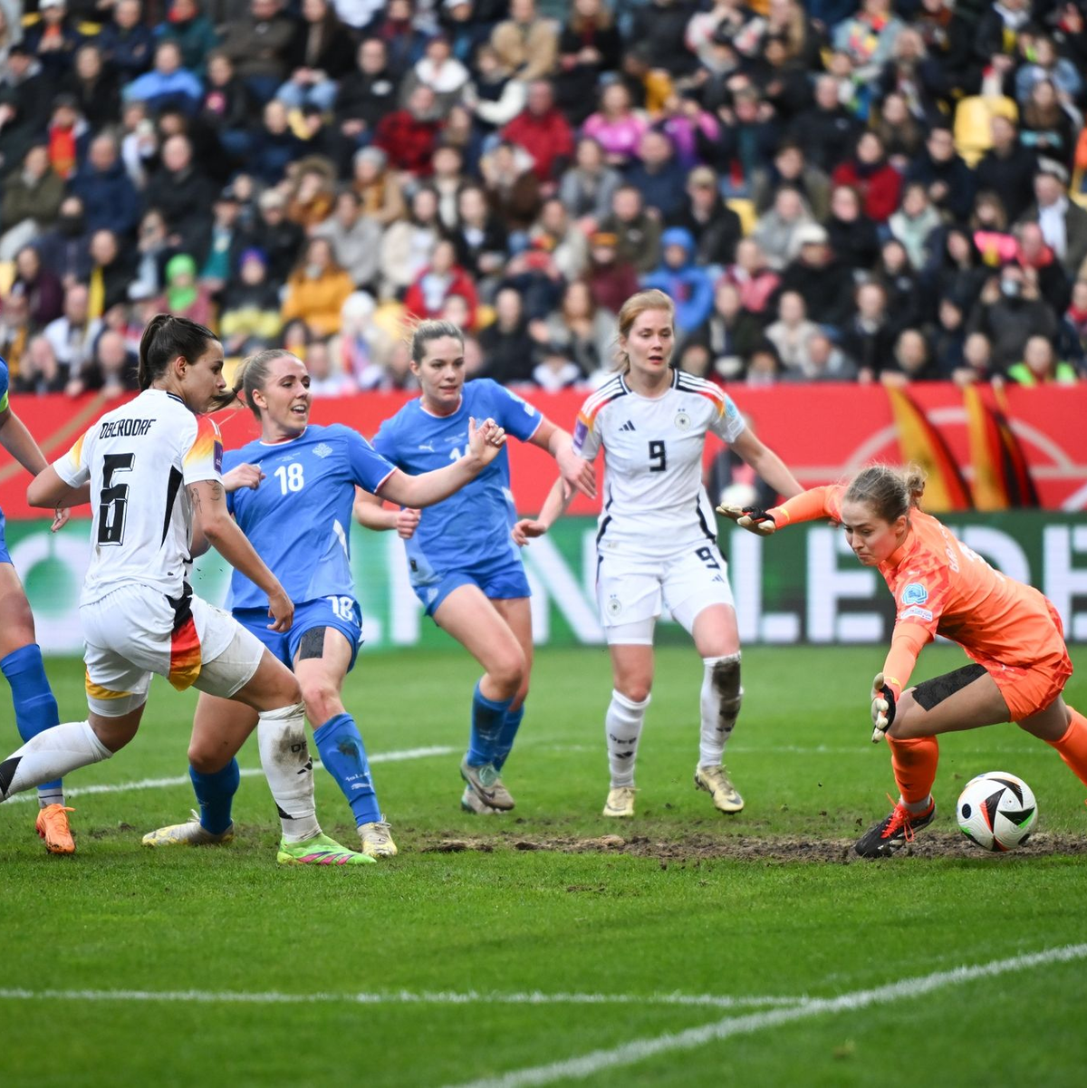 Lena Oberdorf (2.v.l.) erzielte noch vor der Pause das Tor zum 3:1-Endstand. - Foto: Sebastian Christoph Gollnow/dpa