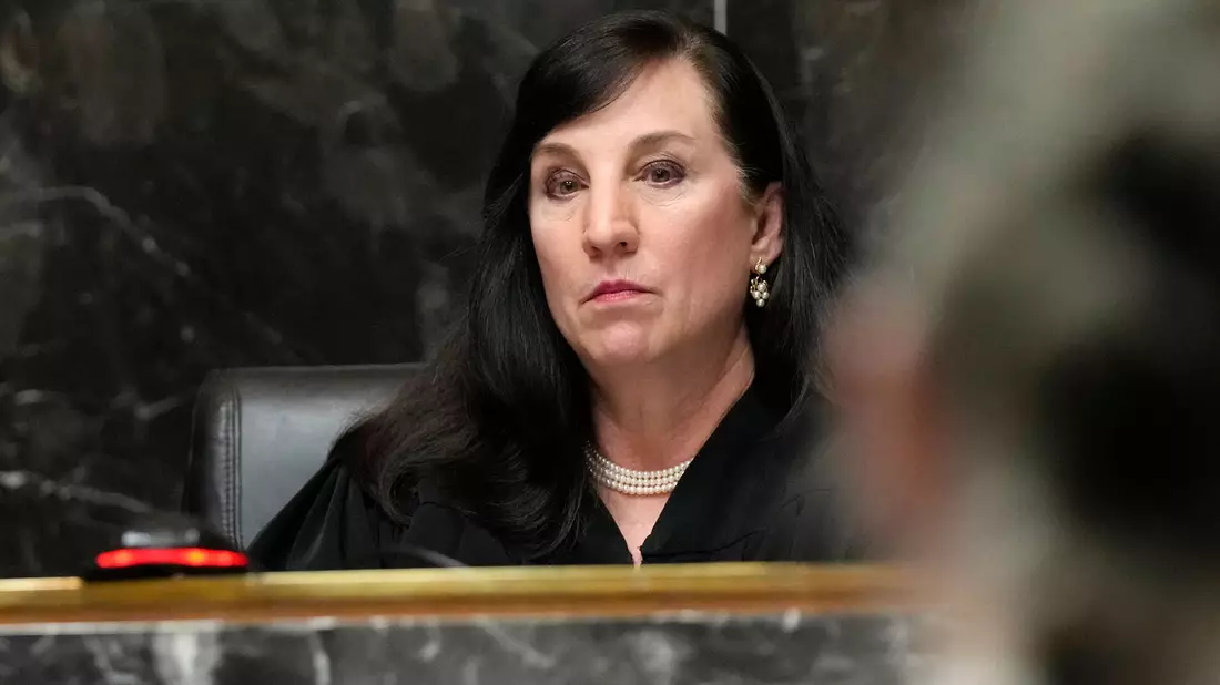 Richterin Cheryl Matthews führt den Vorsitz bei der Verkündung des Strafmaßes gegen die angeklagten Eltern eines Todesschützen. - Bild: Carlos Osorio/AP/dpa