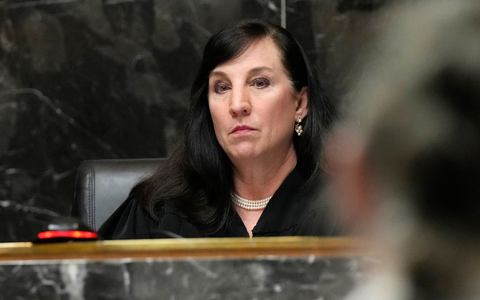 Richterin Cheryl Matthews führt den Vorsitz bei der Verkündung des Strafmaßes gegen die angeklagten Eltern eines Todesschützen. - Foto: Carlos Osorio/AP/dpa