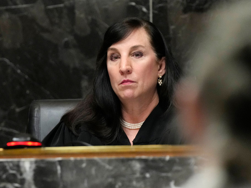 Richterin Cheryl Matthews führt den Vorsitz bei der Verkündung des Strafmaßes gegen die angeklagten Eltern eines Todesschützen. - Foto: Carlos Osorio/AP/dpa