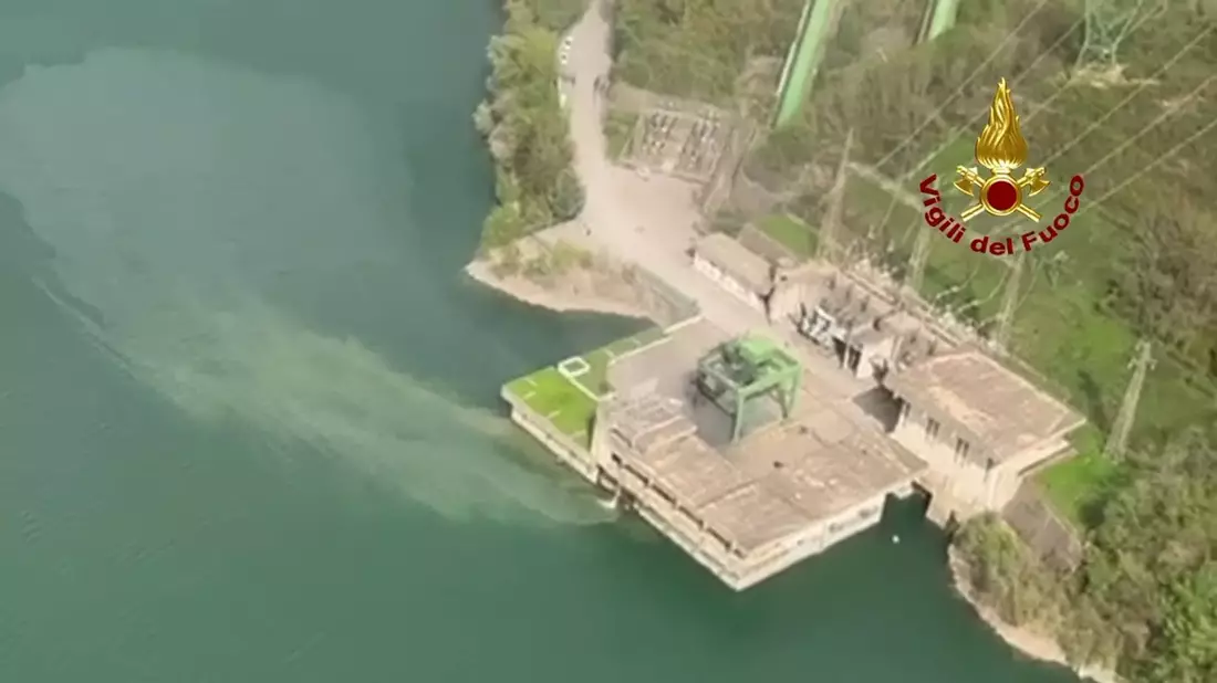 Das Wasserkraftwerk am Stausee von Suviana nach einer Explosion. - Bild: vigili del fuoco/dpa