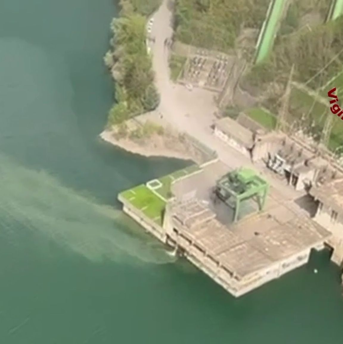 Das Wasserkraftwerk am Stausee von Suviana nach einer Explosion. - Foto: vigili del fuoco/dpa