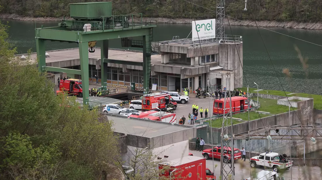 Die Feuerwehr sichert am 9. April den Ort der Explosion an einem Wasserkraftwerk am Stausee von Suviana ab. - Bild: Michele Nucci/LaPresse via ZUMA Press/dpa