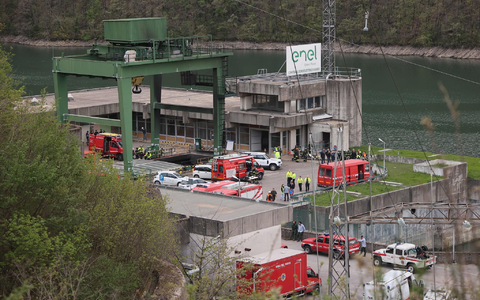 Die Feuerwehr sichert am 9. April den Ort der Explosion an einem Wasserkraftwerk am Stausee von Suviana ab. - Foto: Michele Nucci/LaPresse via ZUMA Press/dpa Die Feuerwehr sichert am 9. April den Ort der Explosion an einem Wasserkraftwerk am Stausee von Suviana ab. - Foto: Michele Nucci/LaPresse via ZUMA Press/dpa