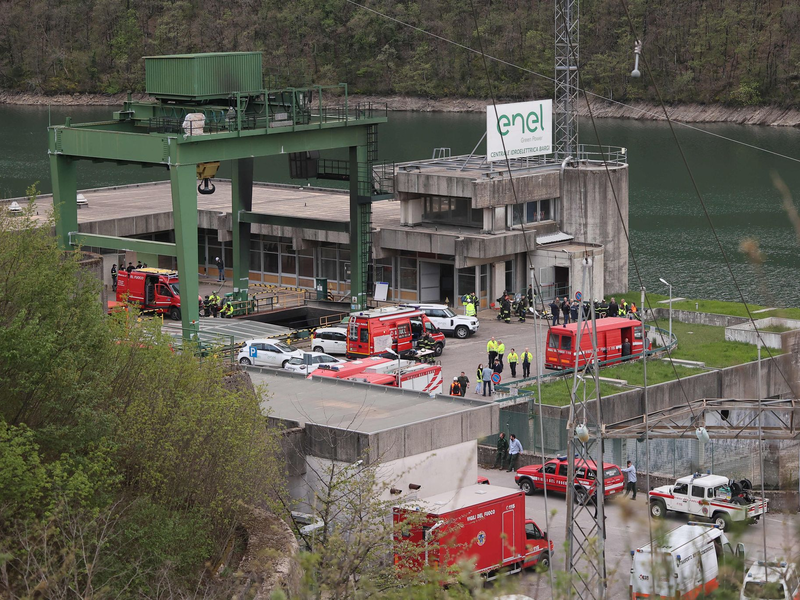 Die Feuerwehr sichert am 9. April den Ort der Explosion an einem Wasserkraftwerk am Stausee von Suviana ab. - Foto: Michele Nucci/LaPresse via ZUMA Press/dpa