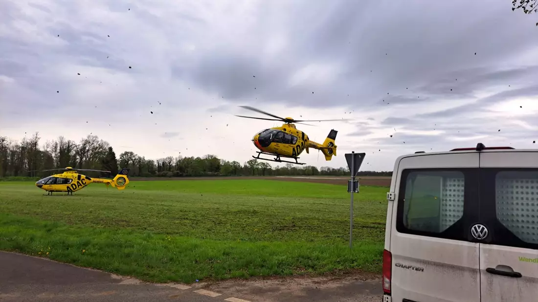 FW Lüchow-Dannenberg: +++ PKW kommt von der Straße ab und kollidiert mit Baum +++ Drei Personen werden im Fahrzeug eingeklemmt +++ Großaufgebot von Feuerwehr und Rettungsdienst +++ - Bild: presseportal.de