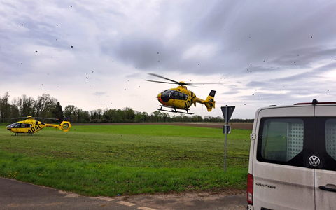 FW Lüchow-Dannenberg: +++ PKW kommt von der Straße ab und kollidiert mit Baum +++ Drei Personen werden im Fahrzeug eingeklemmt +++ Großaufgebot von Feuerwehr und Rettungsdienst +++ - Foto: presseportal.de