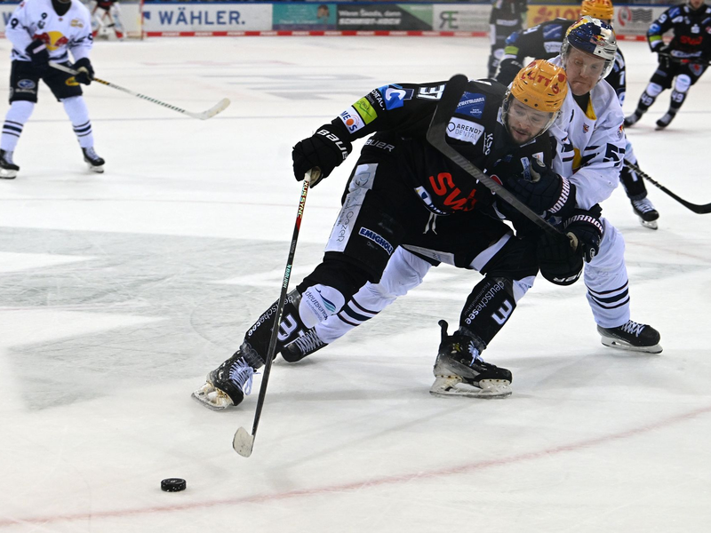 Das Aus im Playoff-Halbfinale gegen Bremerhaven beendete eine ohnehin durchwachsene Saison des Münchner Star-Ensembles. - Foto: Carmen Jaspersen/dpa
