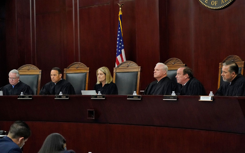 Der Oberste Gerichtshof von Arizona entscheidet sich für die Wiedereinführung eines 160 Jahre alten Gesetzes, das alle Abtreibungen unter Strafe stellt, es sei denn, das Leben der Mutter ist in Gefahr. - Foto: Matt York/AP/dpa