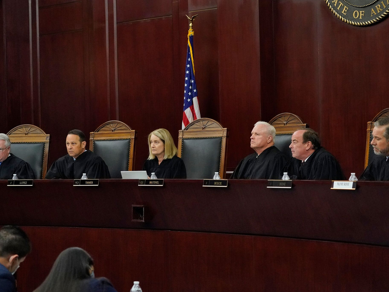 Der Oberste Gerichtshof von Arizona entscheidet sich für die Wiedereinführung eines 160 Jahre alten Gesetzes, das alle Abtreibungen unter Strafe stellt, es sei denn, das Leben der Mutter ist in Gefahr. - Foto: Matt York/AP/dpa