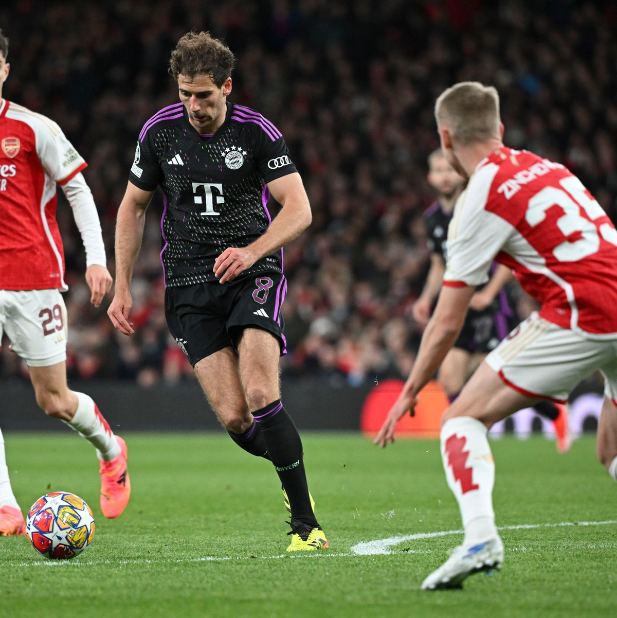 Manuel Neuer (l) sah bei zwei Gegentreffern gegen Arsenal nicht gut aus. - Foto: Sven Hoppe/dpa