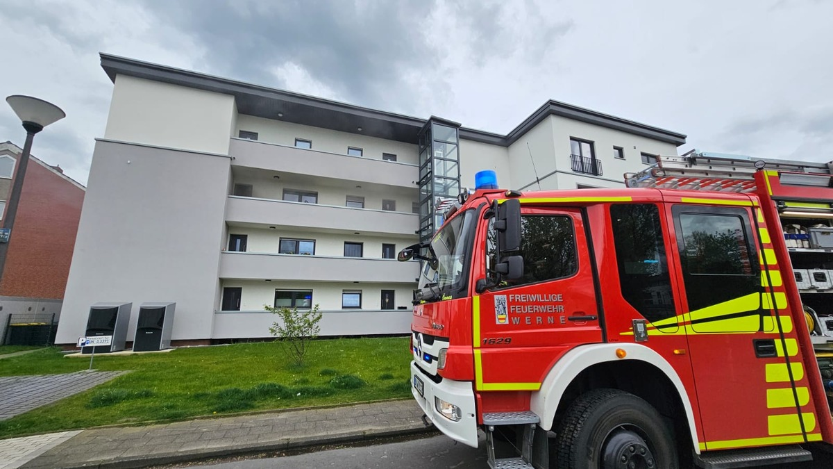 FW-WRN: FEUER_3 - LZ1 - LZ3 - LdF - Vermutlich Wohnungsbrand / Flammen aus Terassentür - Foto: presseportal.de
