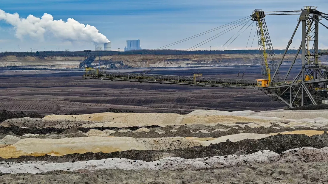 Abraumhalden und ein Absetzer sind im Braunkohletagebau Welzow-Süd der Lausitz Energie Bergbau AG (LEAG) zu sehen. Der Methan-Ausstoß ist in Deutschland deutlich höher als angenommen. - Bild: Patrick Pleul/dpa