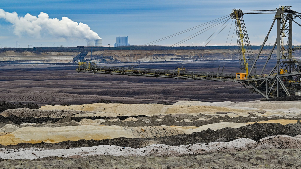 Abraumhalden und ein Absetzer sind im Braunkohletagebau Welzow-Süd der Lausitz Energie Bergbau AG (LEAG) zu sehen. Der Methan-Ausstoß ist in Deutschland deutlich höher als angenommen. - Foto: Patrick Pleul/dpa