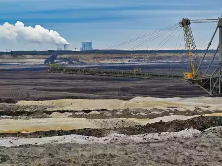 Abraumhalden und ein Absetzer sind im Braunkohletagebau Welzow-Süd der Lausitz Energie Bergbau AG (LEAG) zu sehen. Der Methan-Ausstoß ist in Deutschland deutlich höher als angenommen. - Foto: Patrick Pleul/dpa