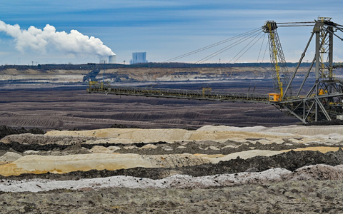 Abraumhalden und ein Absetzer sind im Braunkohletagebau Welzow-Süd der Lausitz Energie Bergbau AG (LEAG) zu sehen. Der Methan-Ausstoß ist in Deutschland deutlich höher als angenommen. - Foto: Patrick Pleul/dpa