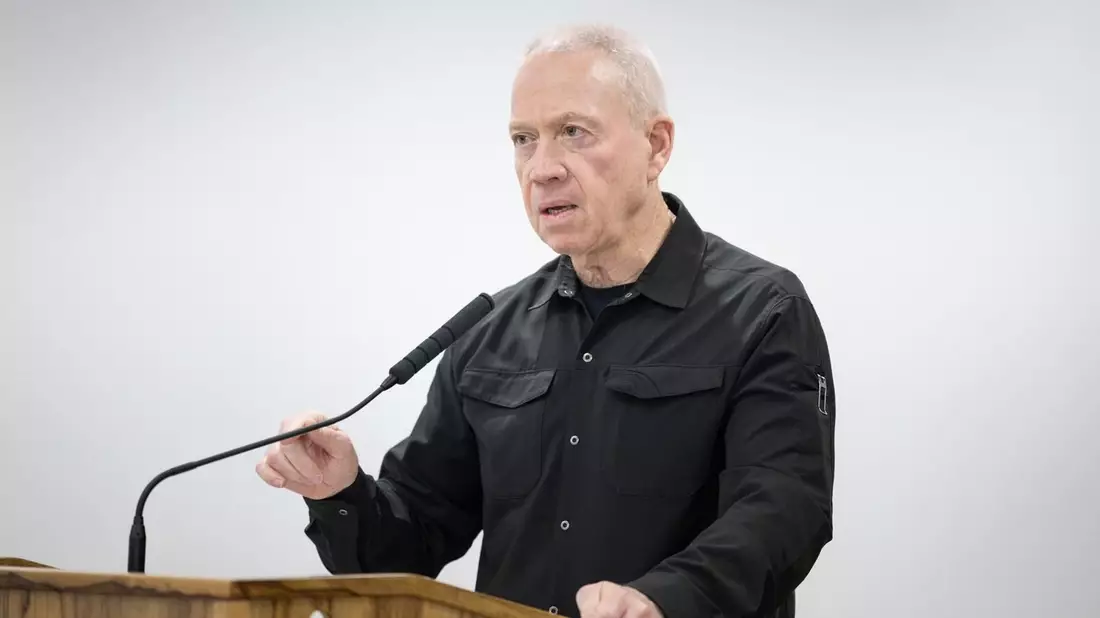 Der israelische Verteidigungsminister Joav Galant widerspricht Netanjahu, indem er sagt, es gäbe keinen Termin für eine möglicherweise bevorstehende Rafah-Offensive. - Bild: Shachar Yurman/GPO/dpa