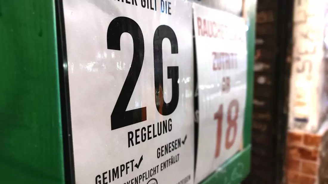 2G-Hinweisschild an einer Bar (Archiv) - Bild: über dts Nachrichtenagentur