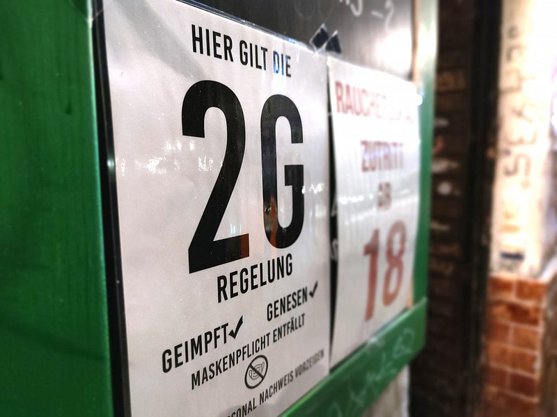 2G-Hinweisschild an einer Bar (Archiv) - Foto: über dts Nachrichtenagentur