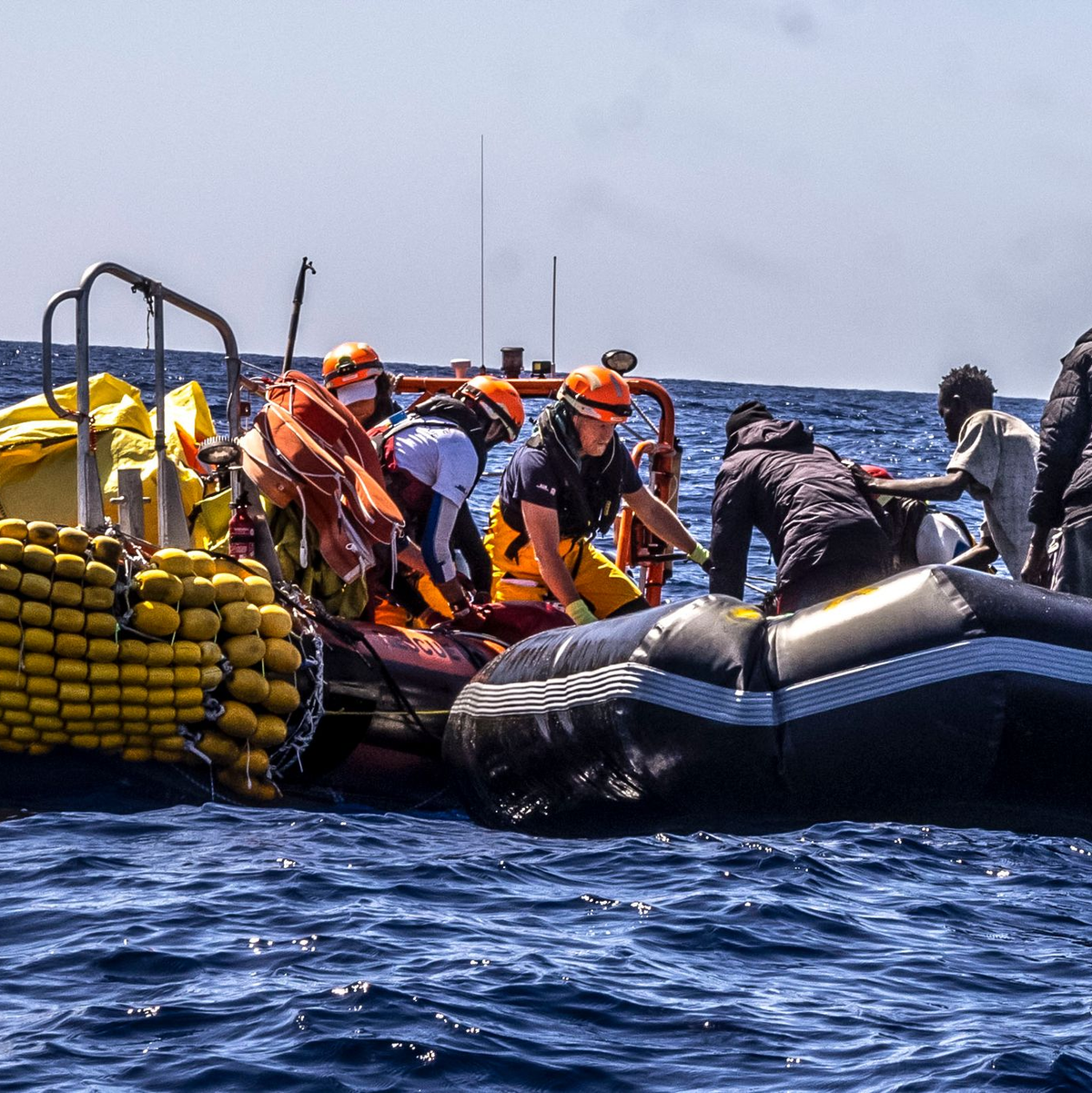 Das Rettungspersonal von SOS Mediteranee hilft Migranten bei der Evakuierung eines Schlauchbootes. Überlebende berichteten, dass etwa 50 Menschen während der Fahrt ums Leben gekommen waren. - Foto: Johanna de Tessieres/SOS Mediteranee/AP/dpa