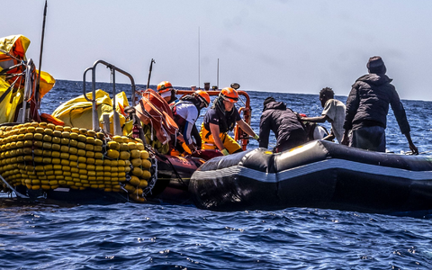 Das Rettungspersonal von SOS Mediteranee hilft Migranten bei der Evakuierung eines Schlauchbootes. Überlebende berichteten, dass etwa 50 Menschen während der Fahrt ums Leben gekommen waren. - Foto: Johanna de Tessieres/SOS Mediteranee/AP/dpa