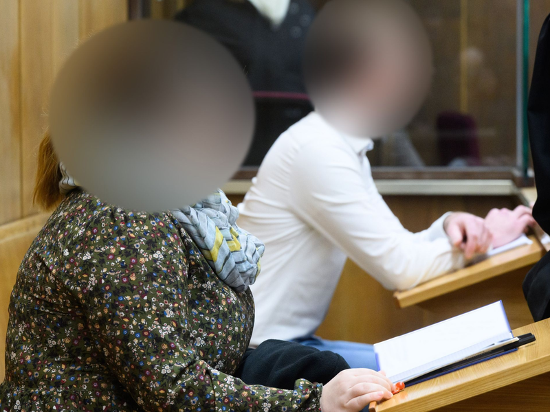 Kurz vor Prozessende räumten der Vater und seine frühere Lebensgefährtin ein, dem kleinen Mädchen Quecksilber gespritzt zu haben. - Foto: Julian Stratenschulte/dpa