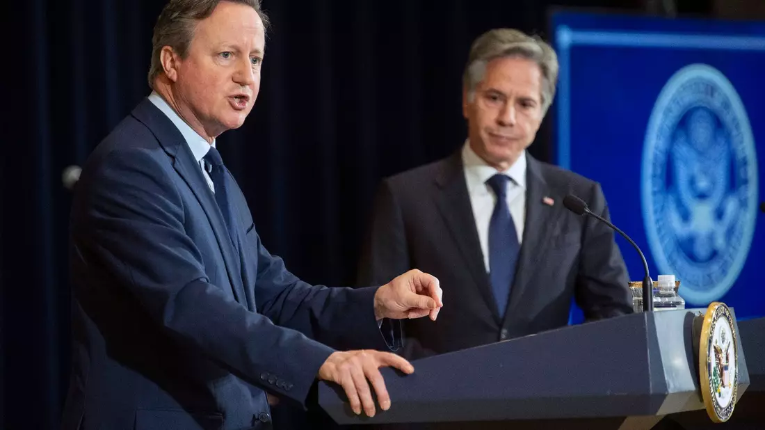 David Cameron (l), Außenminister von Großbritannien, hat sich bei seinem USA-Besuch auch mit dem früheren Präsidenten Trump getroffen. - Bild: Kevin Wolf/AP/dpa